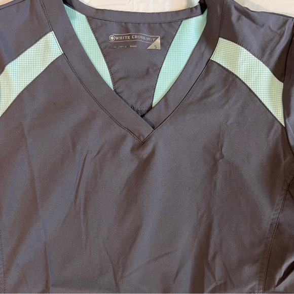 Woman’s Scrub Top S - Picture 3 of 3